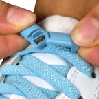 Elastische veters zonder strikken plat 8mm magnetische sluiting lichtblauw detailfoto van hoe de sluiting werkt