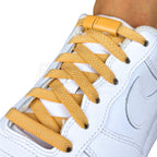 Elastische veters zonder strikken plat 8mm magnetische sluiting lichtbruin geregen in witte Nike Air Force 1