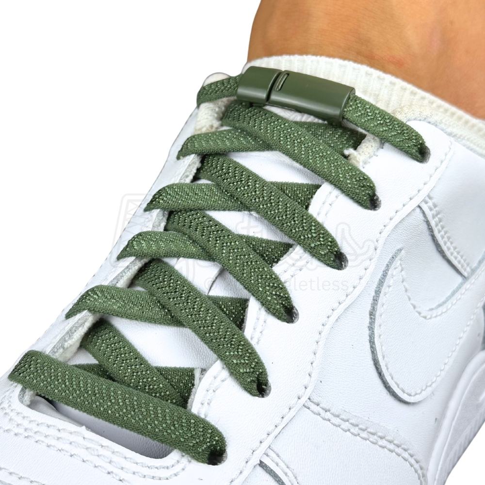 Elastische veters zonder strikken plat 8mm magnetische sluiting mosgroen geregen in witte Nike Air Force 1