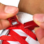 Elastische veters zonder strikken plat 8mm magnetische sluiting rood detailfoto van hoe de sluiting werkt