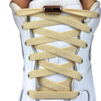Elastische veters zonder strikken plat 8mm metalen draai capsule beige met stretch uitgerekt