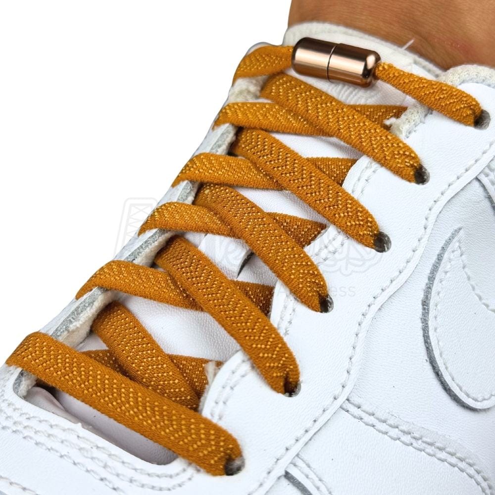 Elastische veters zonder strikken plat 8mm metalen draai capsule bruin geregen in witte Nike Air Force 1