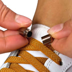 Elastische veters zonder strikken plat 8mm metalen draai capsule bruin detailfoto van hoe de sluiting werkt