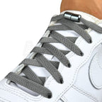 Elastische veters zonder strikken plat 8mm metalen draai capsule donkergrijs geregen in witte Nike Air Force 1