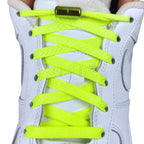 Elastische veters zonder strikken plat 8mm metalen draai capsule fluorescerend groen met stretch uitgerekt