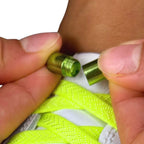Elastische veters zonder strikken plat 8mm metalen draai capsule fluorescerend groen detailfoto van hoe de sluiting werkt