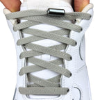 Elastische veters zonder strikken plat 8mm metalen draai capsule grijs met stretch uitgerekt