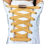 Elastische veters zonder strikken plat 8mm metalen draai capsule lichtbruin met stretch uitgerekt