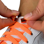 Elastische veters zonder strikken plat 8mm metalen draai capsule oranje detailfoto van hoe de sluiting werkt