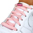 Elastische veters zonder strikken plat 8mm metalen draai capsule roze geregen in witte Nike Air Force 1