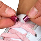 Elastische veters zonder strikken plat 8mm metalen draai capsule roze detailfoto van hoe de sluiting werkt