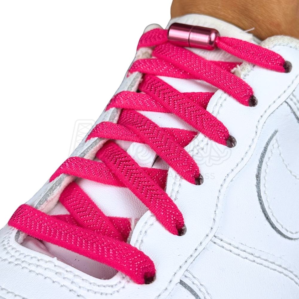 Elastische veters zonder strikken plat 8mm metalen draai capsule rozenrood geregen in witte Nike Air Force 1