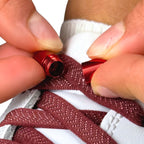 Elastische veters zonder strikken plat 8mm metalen draai capsule wijnrood detailfoto van hoe de sluiting werkt