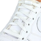 Elastische veters zonder strikken plat 8mm metalen draai capsule wit geregen in witte Nike Air Force 1