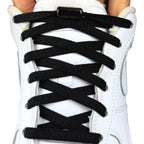 Elastische veters zonder strikken plat 8mm metalen draai capsule zwart met stretch uitgerekt