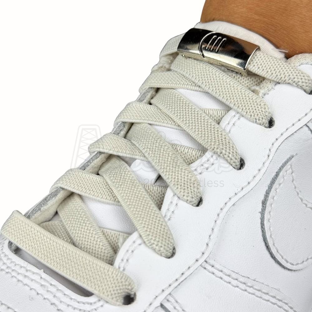 Elastische veters zonder strikken plat 9mm magnetische sluiting beige geregen in witte Nike Air Force 1