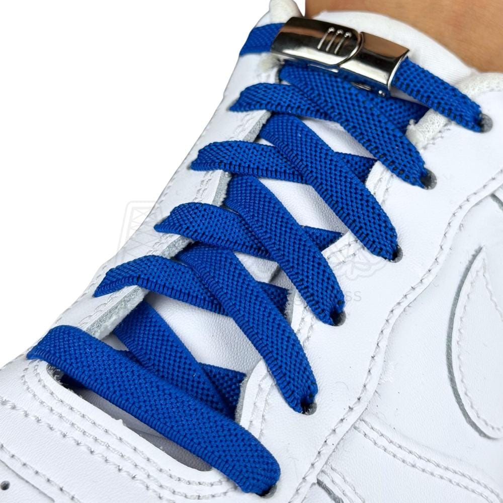 Elastische veters zonder strikken plat 9mm magnetische sluiting blauw geregen in witte Nike Air Force 1