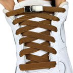 Elastische veters zonder strikken plat 9mm magnetische sluiting bruin met stretch uitgerekt