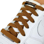 Elastische veters zonder strikken plat 9mm magnetische sluiting bruin geregen in witte Nike Air Force 1