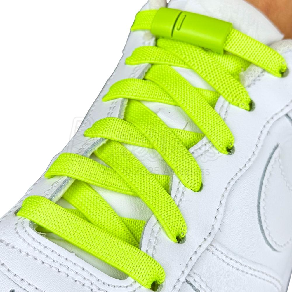 Elastische veters zonder strikken plat 9mm magnetische sluiting fluorescerend groen geregen in witte Nike Air Force 1