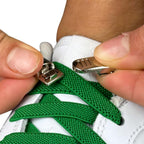 Elastische veters zonder strikken plat 9mm magnetische sluiting groen detailfoto van hoe de sluiting werkt