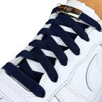 Elastische veters zonder strikken plat 9mm magnetische sluiting marineblauw geregen in witte Nike Air Force 1