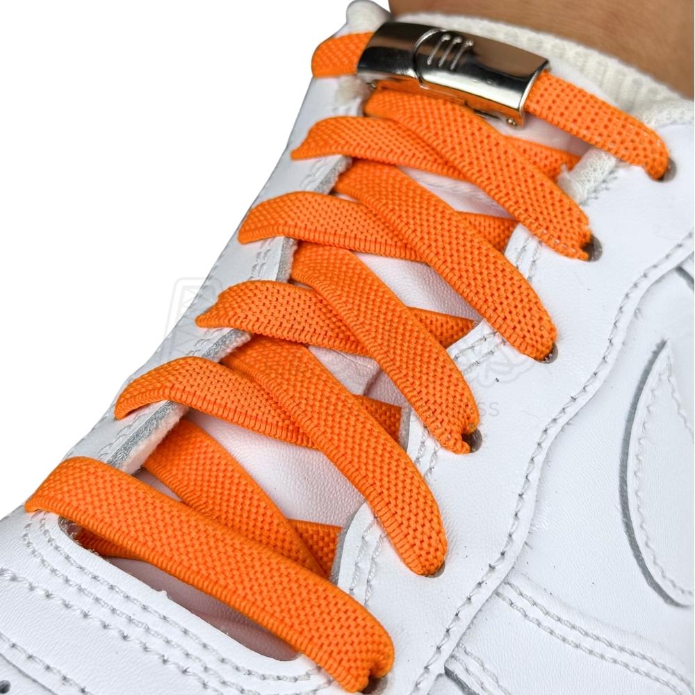 Elastische veters zonder strikken plat 9mm magnetische sluiting oranje geregen in witte Nike Air Force 1