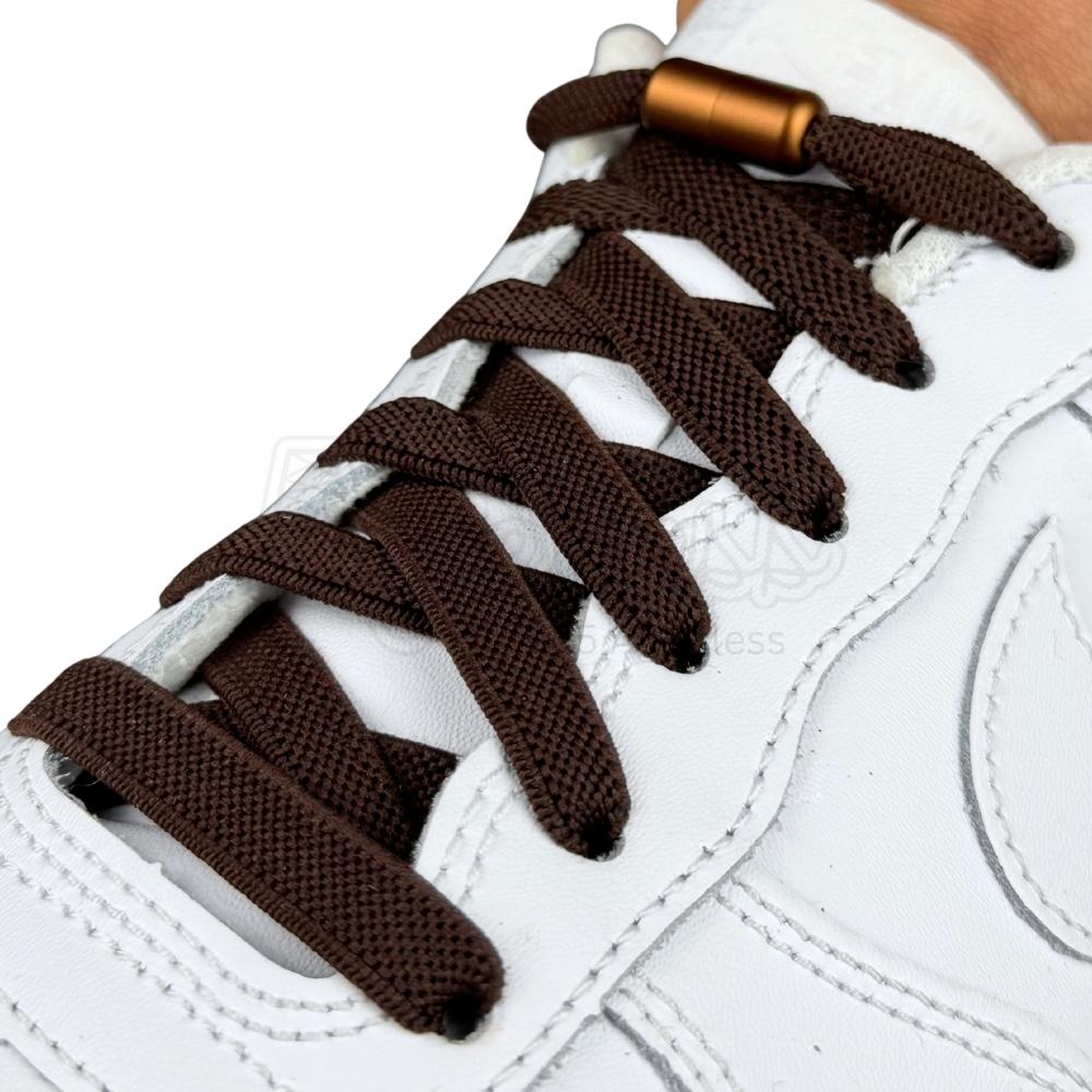 Elastische veters zonder strikken plat 9mm metalen draai capsule donkerbruin geregen in witte Nike Air Force 1