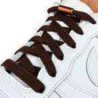 Elastische veters zonder strikken plat 9mm metalen draai capsule donkerbruin geregen in witte Nike Air Force 1