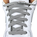 Elastische veters zonder strikken plat 9mm metalen draai capsule grijs met stretch uitgerekt