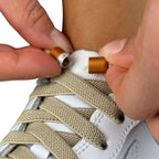 Elastische veters zonder strikken plat 9mm metalen draai capsule khaki detailfoto van hoe de sluiting werkt