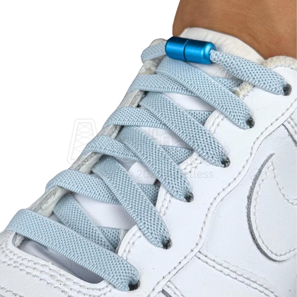 Elastische veters zonder strikken plat 9mm metalen draai capsule lichtblauw geregen in witte Nike Air Force 1