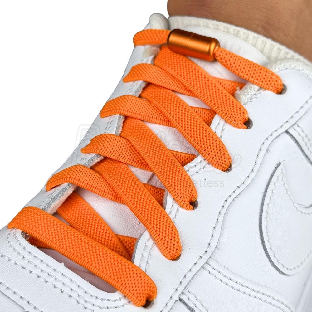 Elastische veters zonder strikken plat 9mm metalen draai capsule oranje geregen in witte Nike Air Force 1