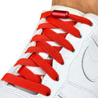 Elastische veters zonder strikken plat 9mm metalen draai capsule rood geregen in witte Nike Air Force 1