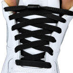 Elastische veters zonder strikken plat 9mm metalen draai capsule zwart met stretch uitgerekt