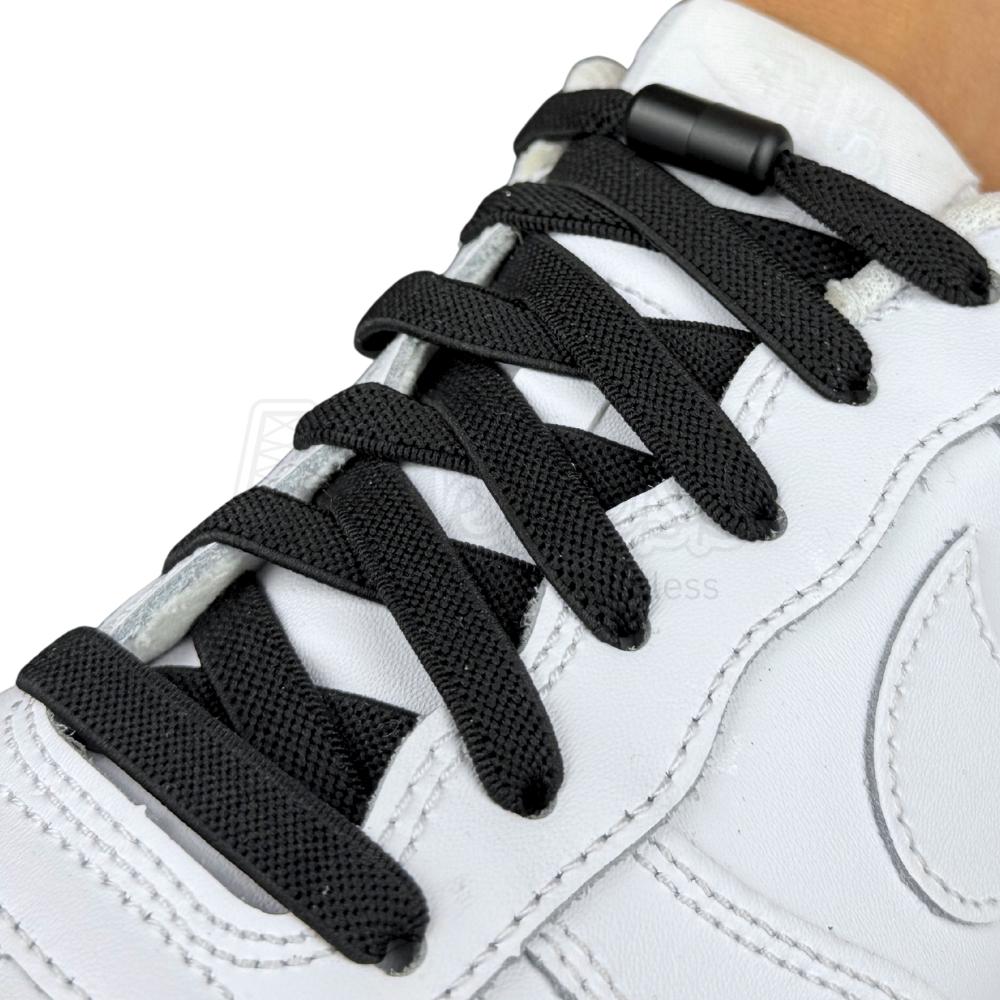 Elastische veters zonder strikken plat 9mm metalen draai capsule zwart geregen in witte Nike Air Force 1