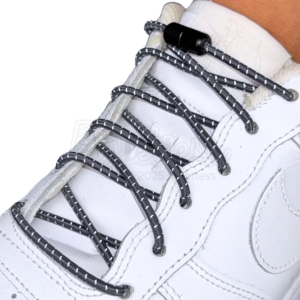 Elastische veters zonder strikken reflecterend 3mm capsule sluiting donkergrijs geregen in witte Nike Air Force 1