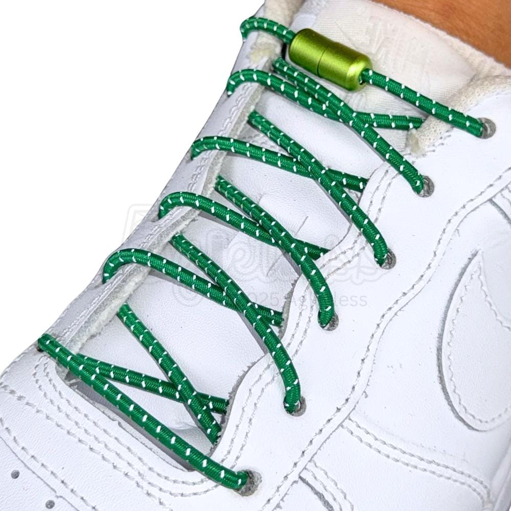Elastische veters zonder strikken reflecterend 3mm capsule sluiting groen geregen in witte Nike Air Force 1