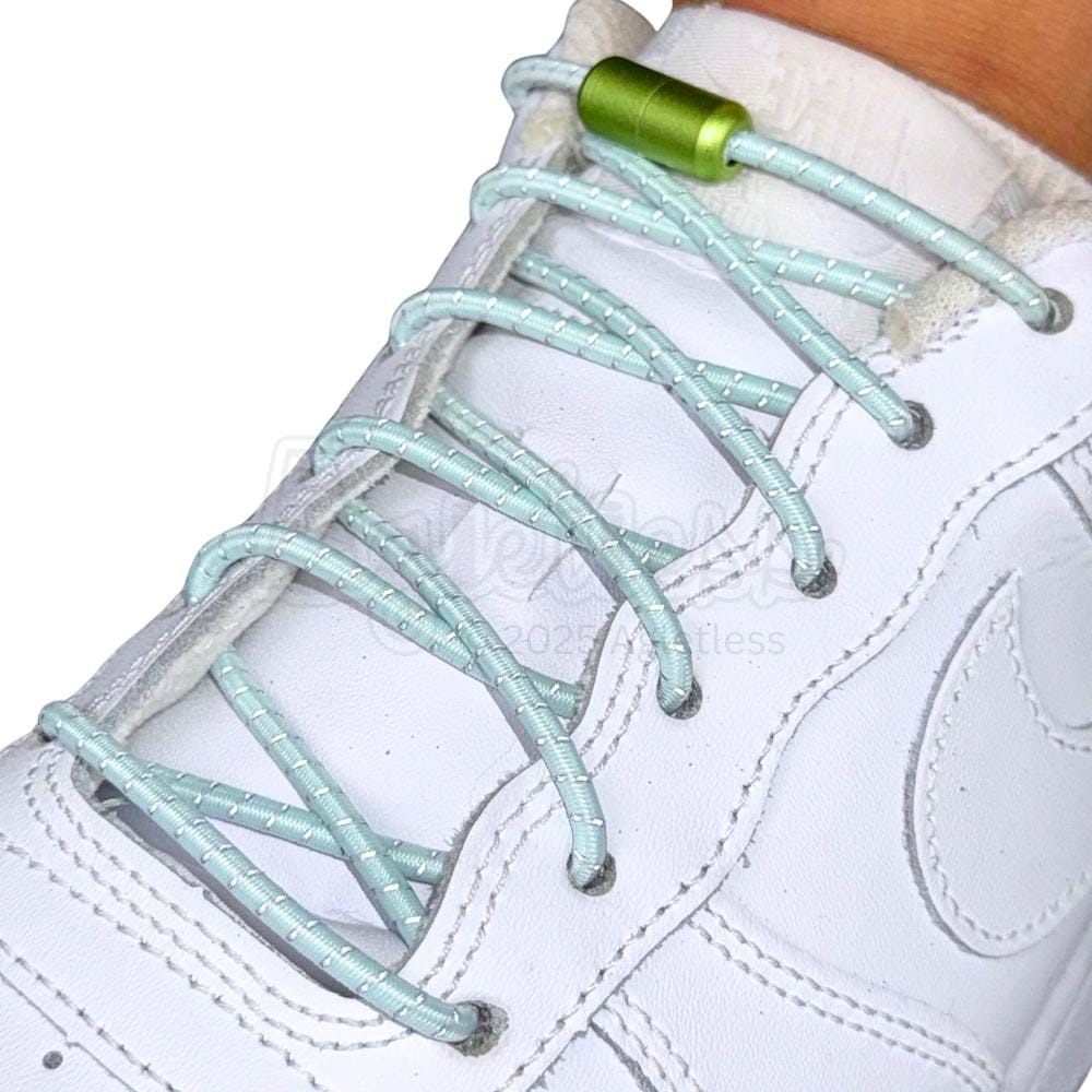 Elastische veters zonder strikken reflecterend 3mm capsule sluiting lichtgroen geregen in witte Nike Air Force 1