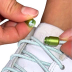 Elastische veters zonder strikken reflecterend 3mm capsule sluiting lichtgroen detailfoto van hoe de sluiting werkt