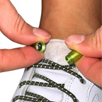 Elastische veters zonder strikken reflecterend 3mm capsule sluiting mosgroen detailfoto van hoe de sluiting werkt