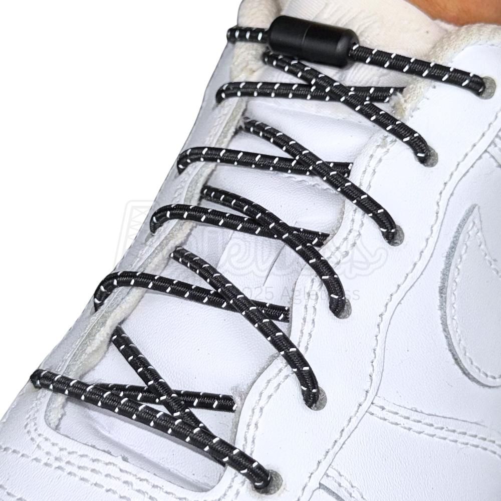 Elastische veters zonder strikken reflecterend 3mm capsule sluiting zwart geregen in witte Nike Air Force 1