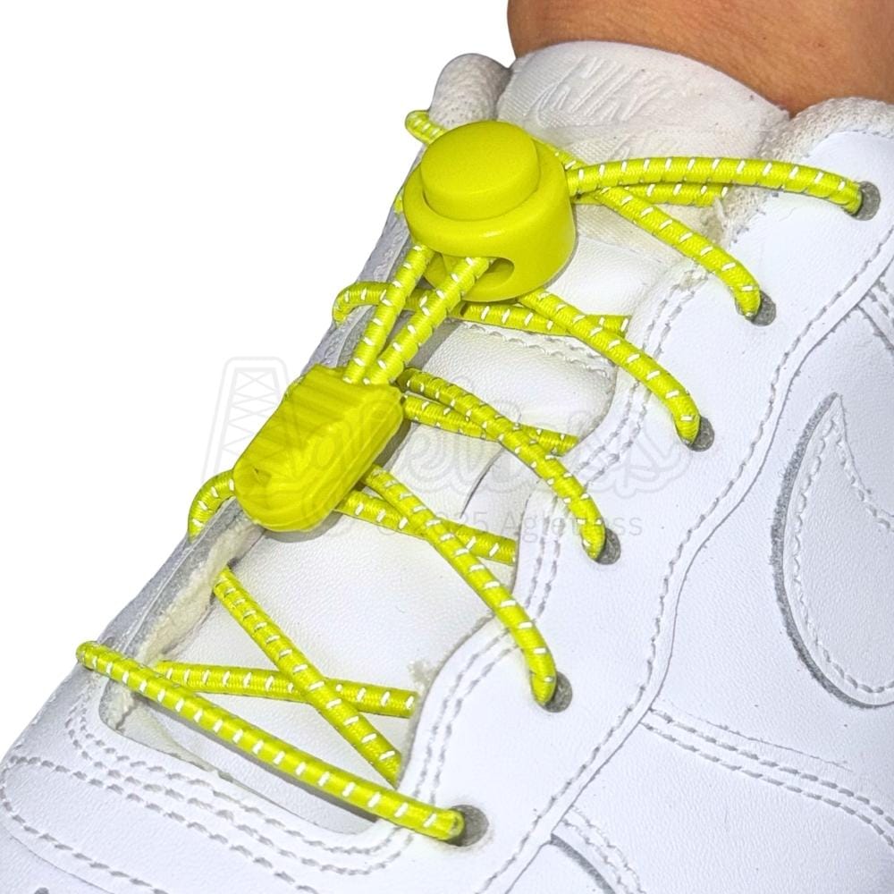 Elastische veters zonder strikken reflecterend 3mm lock sluiting citroengeel geregen in witte Nike Air Force 1