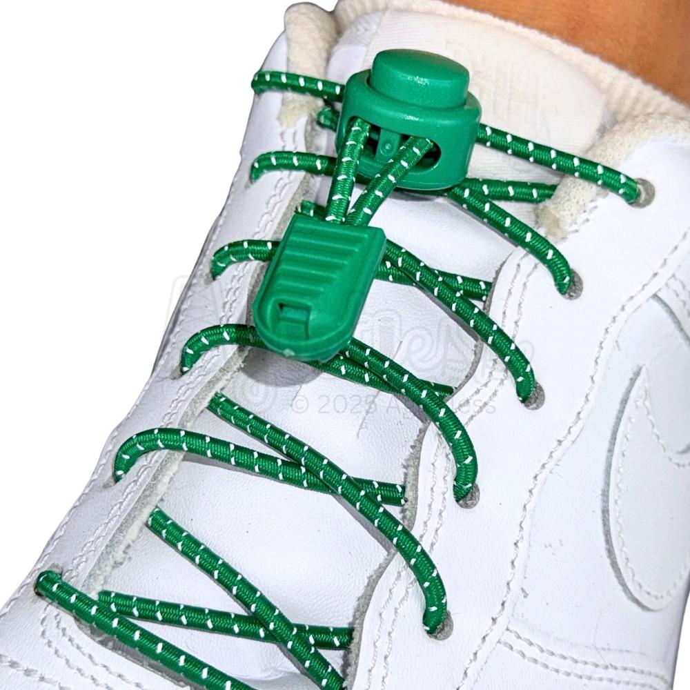 Elastische veters zonder strikken reflecterend 3mm lock sluiting groen geregen in witte Nike Air Force 1