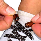 Elastische veters zonder strikken reflecterend 7mm capsule sluiting donkerbruin detailfoto van hoe de sluiting werkt