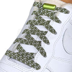 Elastische veters zonder strikken reflecterend 7mm capsule sluiting mosgroen geregen in witte Nike Air Force 1
