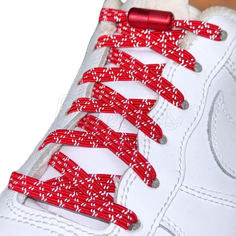 Elastische veters zonder strikken reflecterend 7mm capsule sluiting rood geregen in witte Nike Air Force 1