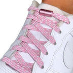 Elastische veters zonder strikken reflecterend 7mm capsule sluiting roze geregen in witte Nike Air Force 1