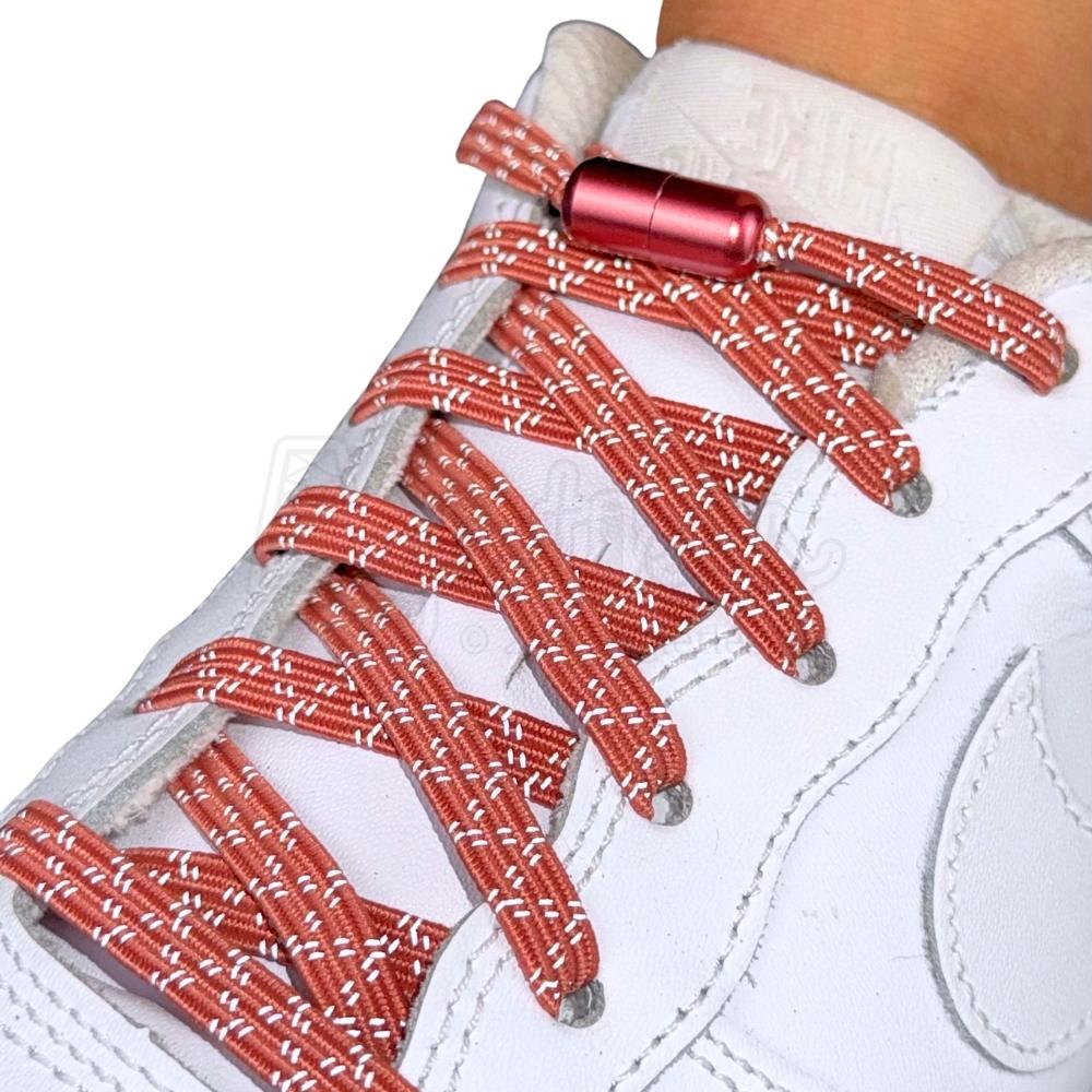 Elastische veters zonder strikken reflecterend 7mm capsule sluiting zalmroze detailfoto van hoe de sluiting werkt