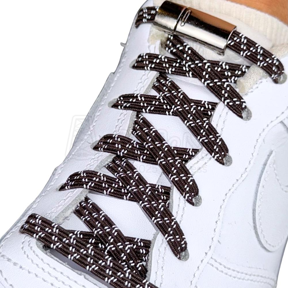 Elastische veters zonder strikken reflecterend 7mm magnetische sluiting donkerbruin geregen in witte Nike Air Force 1